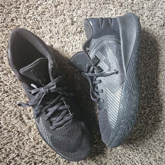 Nike Kyrie Irving Basketball Shoes - Picture 7 of 7